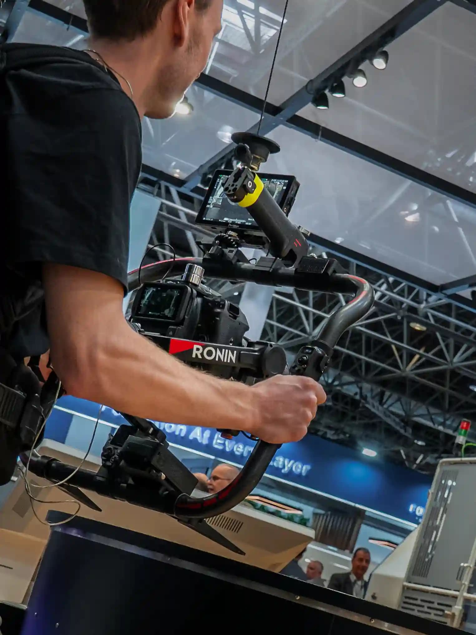 Kameramann mit DJI Ronin Gimbal beim Dreh auf einer Fachmesse in Aachen
