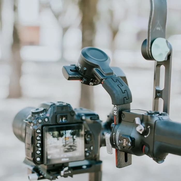 DSLR-Kamera auf Stabilisator für den Dreh auf einer Fachmesse in Essen