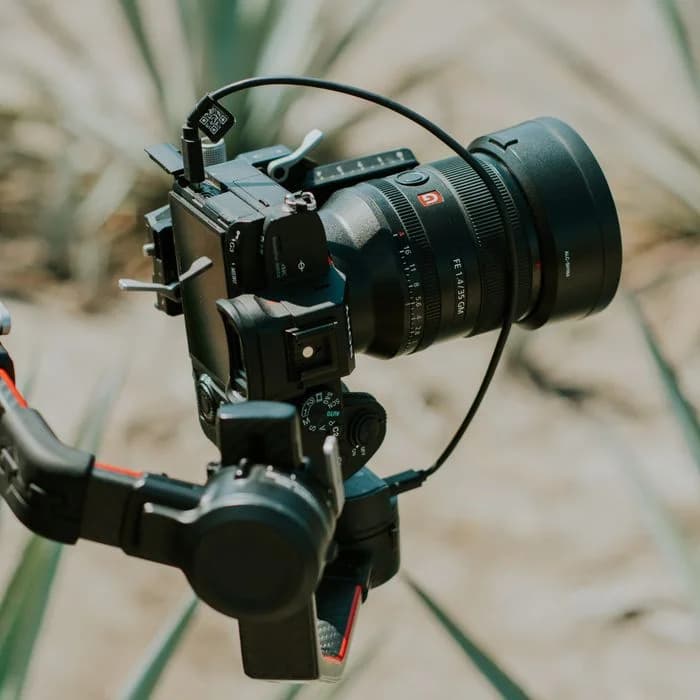 Professionelle Kamera auf Gimbal für den Dreh auf einer Fachmesse in Köln