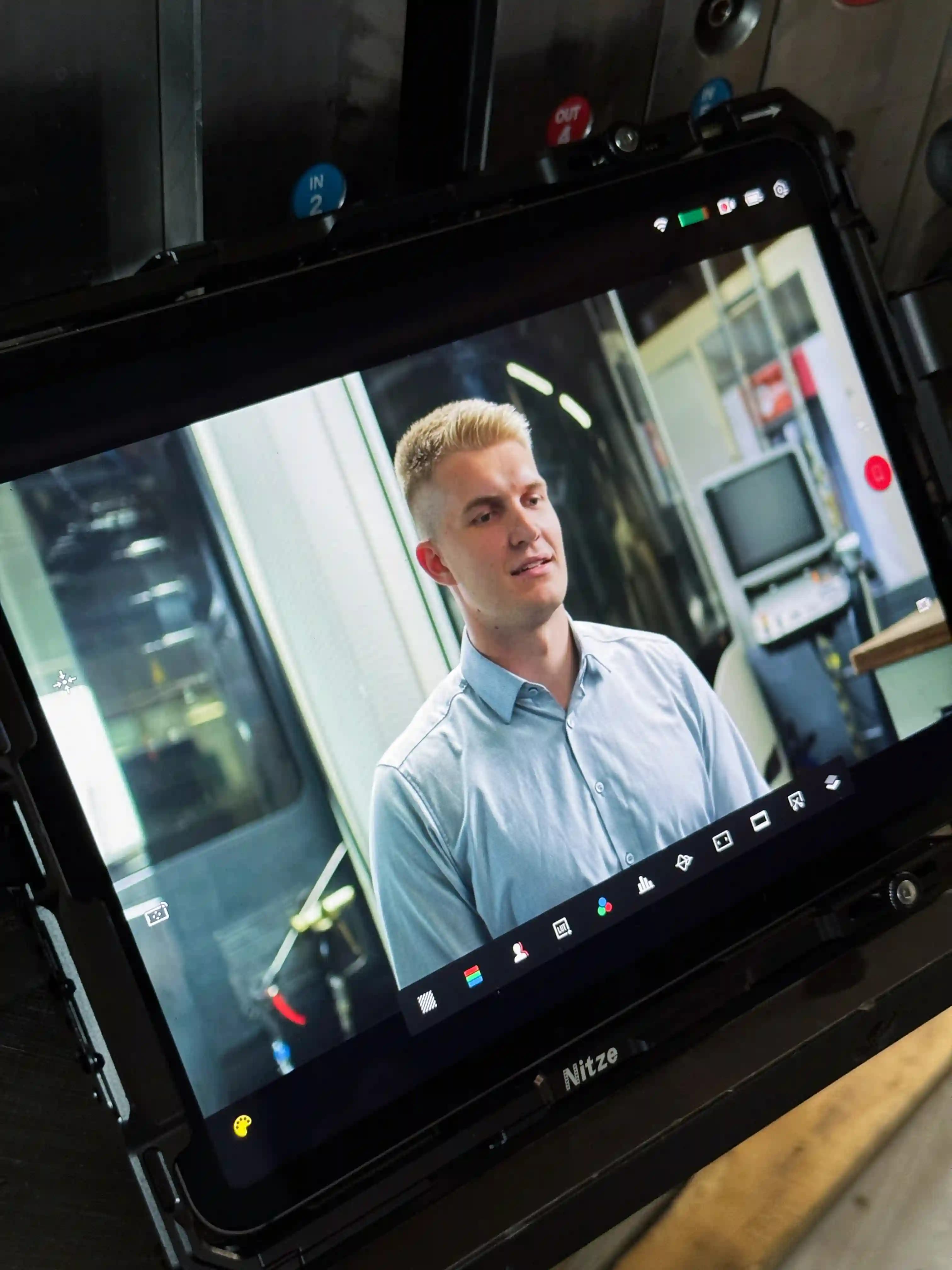 Interview-Aufnahme auf dem Kameramonitor bei einer Messevideo Produktion, Vista-Werk
