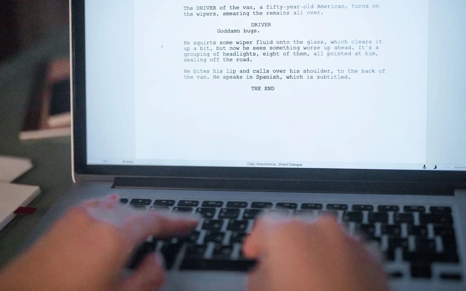 Hände tippen ein Skript auf einem Laptop, Vista-Werk Köln