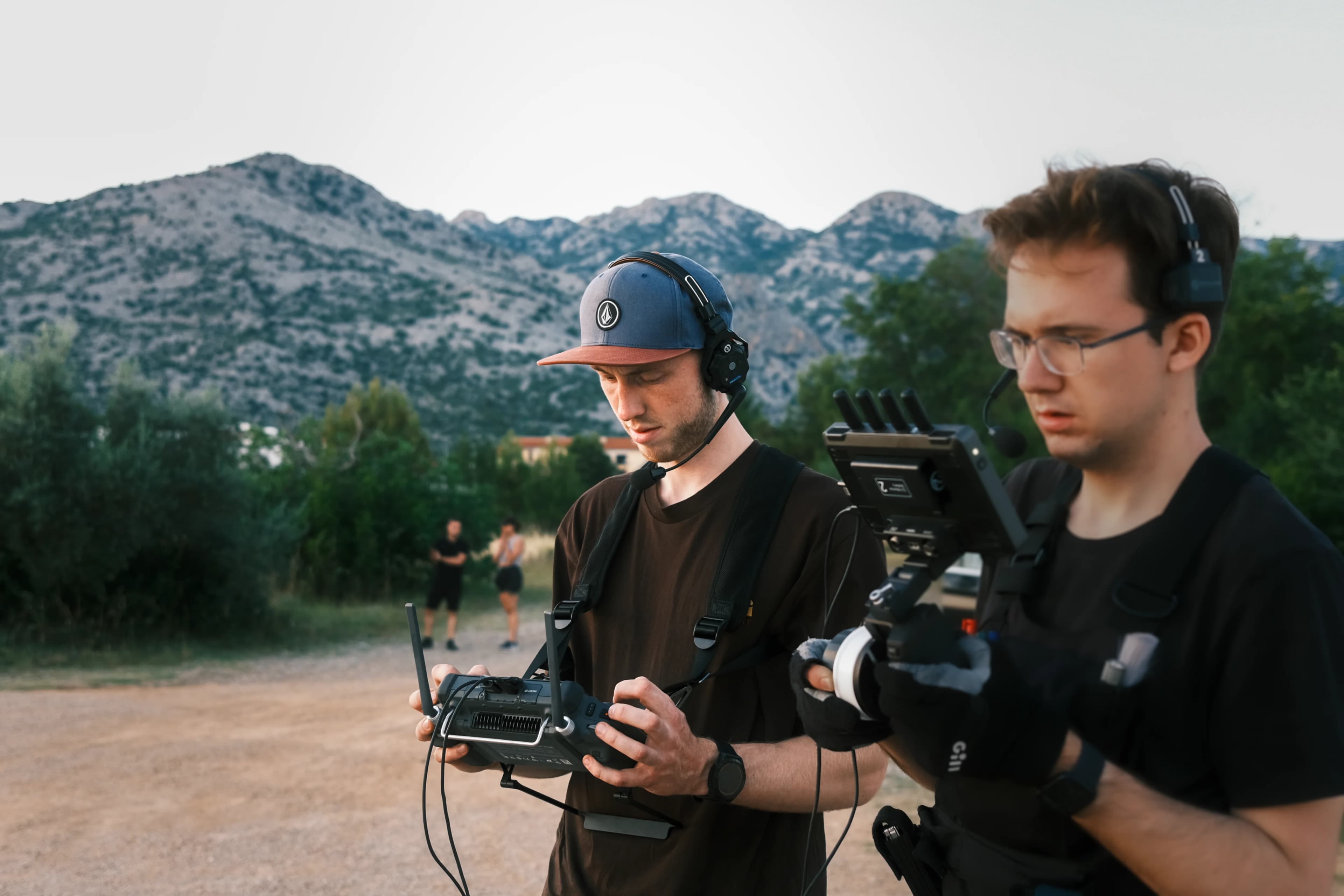 Kameramann und Drohnenpilot bei Außenproduktion, Vista-Werk Videoproduktion Köln